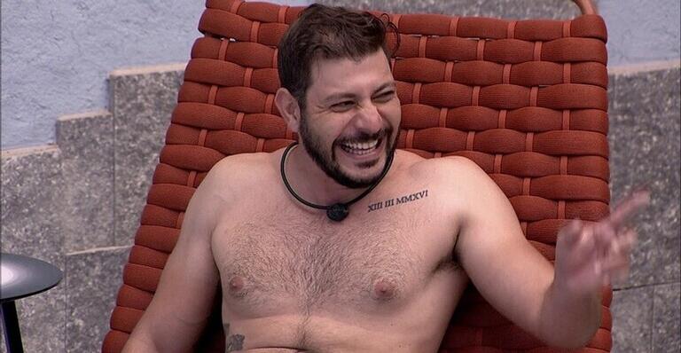 BBB21: Caio brinca sobre sucesso de Rodolffo na rede social: ”Meteu uma sunga branca nas fotos”