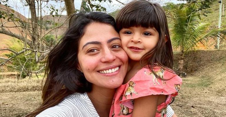 Carol Castro encanta web ao posar com a filha em meio à natureza: ”Lindas”