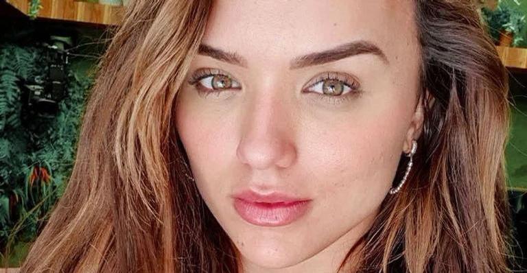 De biquíni fio dental, Rafa Kalimann exibe bumbum em dia de piscina