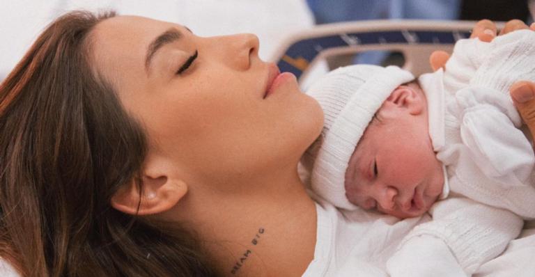 Gabi Brandt se derrete pela beleza do filho recém-nascido: ”Eu to apaixonada”