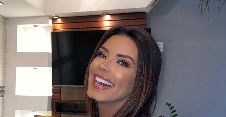 Em live, Ivy Moraes se descuida com espelho e quase mostra demais: ”Apareci pelada?”