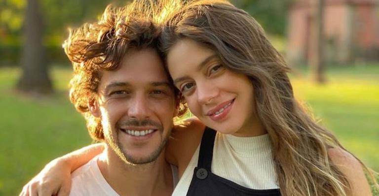 Jayme Matarazzo posa com a esposa grávida e mostra ansiedade para a chegada do filho