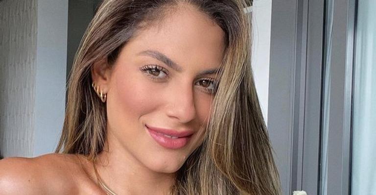Mari Gonzalez chama atenção da web ao surgir belíssima em cliques na praia: ”É muita beleza”
