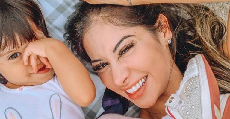 Mayra Cardi ganha maquiagem especial da filha e fãs se divertem
