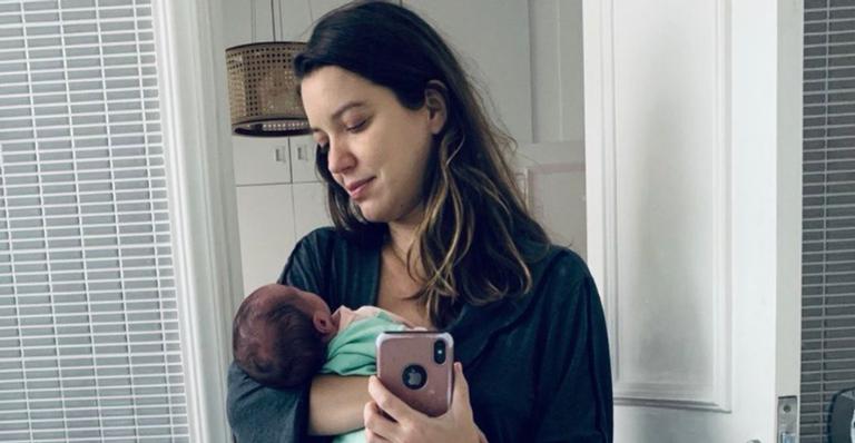 Nathalia Dill posa com a filha, Eva, e brinca: ”Única foto meio descente que consegui”