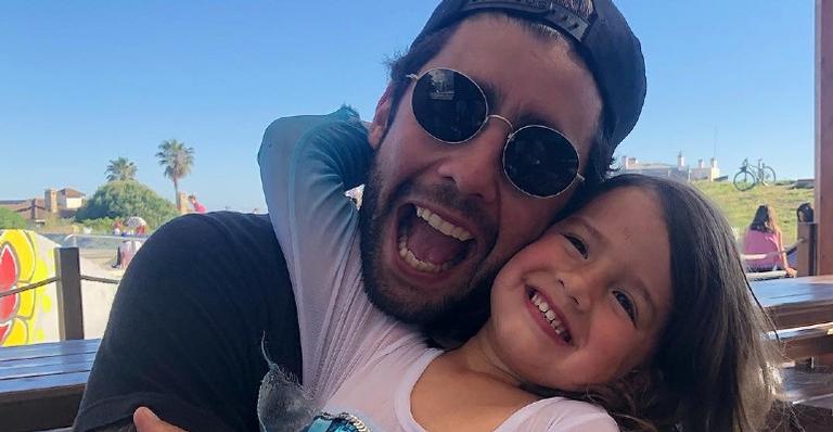 Pedro Scooby publica registro encantador com a filha e se declara: ”Meu grande amor”
