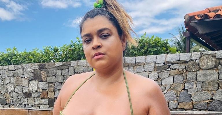 Preta Gil posa com maiô super decotado e esbanja corpão real sem retoques: ”Que mulher”