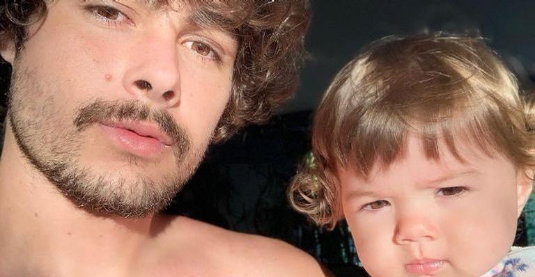 Rafa Vitti encanta ao registrar Clara Maria falando ‘papai’: ”Coisa linda”