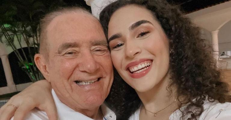 Renato Aragão surge sorridente ao lado da filha, Lívian: ”Minha caçula, minha princesa”