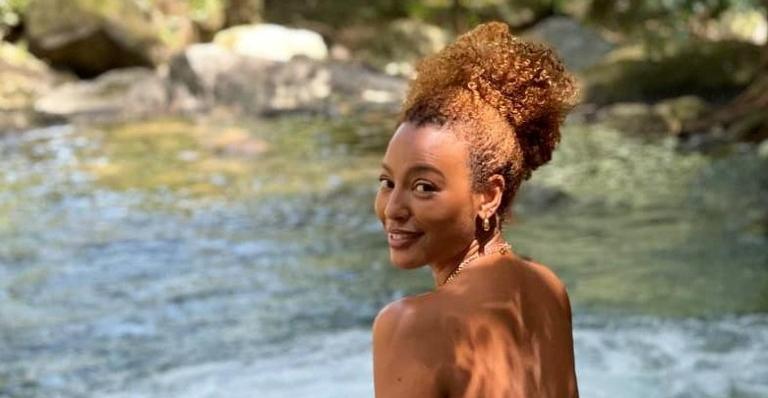 Sheron Menezzes surge se maquiando em clique e brinca: ”Iluminada por dentro”