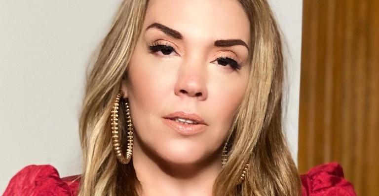 Simony faz carão em foto de look vermelho e manda recado para os internautas