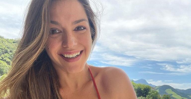 Thais Fersoza posa de braços abertos e revela estar com saudade de abraçar as pessoas