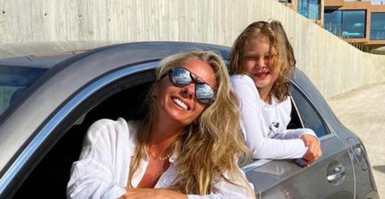 Adriane Galisteu faz cliques encantadores do filho surfando e se derrete: “Meu surfista dourado!”