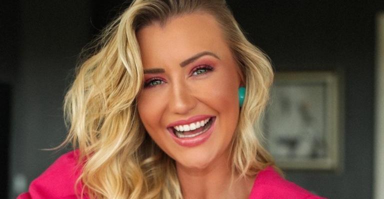 Ana Paula Siebert esbanja estilo com vestido curtinho e aposta em cinto de grife milionário