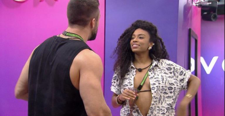 BBB21: Durante conversa com Lumena, Arthur revela interesse em Thaís: ”Ela chama muita atenção”