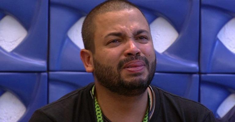 BBB21: Projota cai no choro e é consolado por Karol Conká: ”Você não errou”
