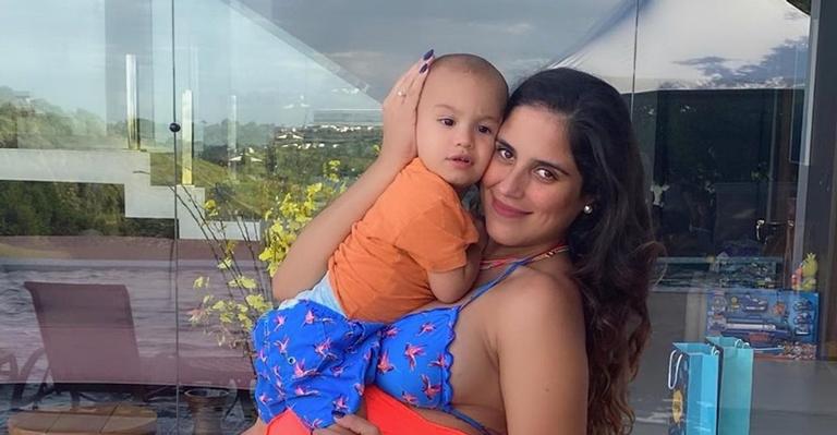 Camilla Camargo curte banheira com o filho: ”Nossa diversão”