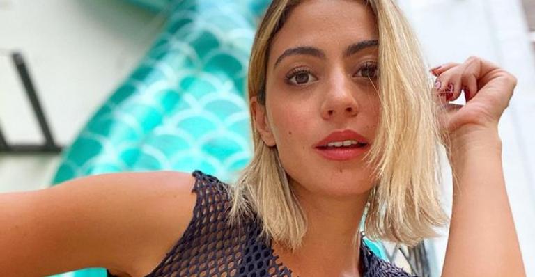 Carol Castro imita sereia em clique divertido e recebe elogios de fãs: ”Coisa linda!”