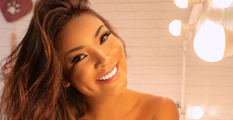 Carol Nakamura impressiona ao posar para clique e fãs elogiam: ”Maravilhosa”