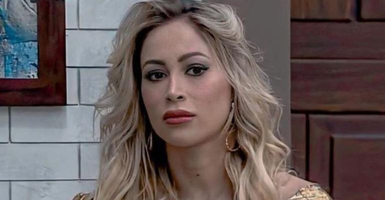 Carol Narizinho posa de biquíni de oncinha e curvas surpreendem!