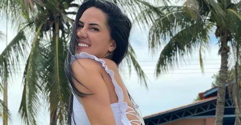 Graciele Lacerda posa apenas com camisa e reflete: ”Precisamos fugir dos padrões!”