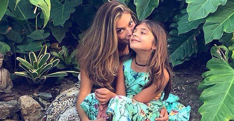 Grazi Massafera surge agarradinha com a filha, Sofia, durante passeio de barco: ”Flagra do amor”