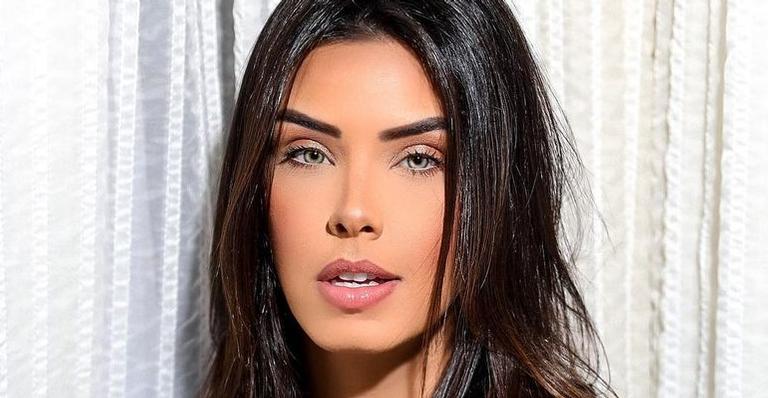 Ivy Moraes posa com biquíni tomara que caia e ostenta decotão: ”Que mulher é essa?”