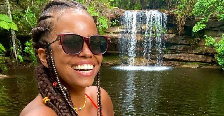 Jeniffer Nascimento arranca elogios da web ao surgir relaxando em rede: ”Maravilhosa!”