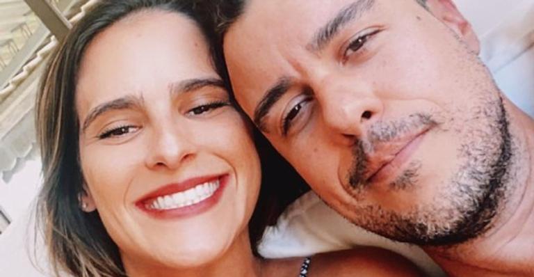 À espera de gêmeas, Joaquim Lopes posa ao lado de Marcella Fogaça: ”Nós 4”
