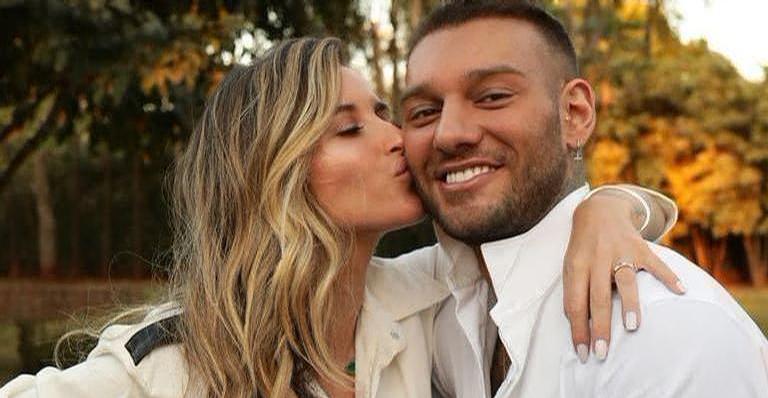 Grávida, Lorena Carvalho exibe o barrigão em clique com Lucas Lucco: ”Quando o amor transborda”