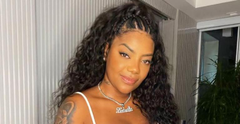 Ludmilla posa de calcinha branca e exibe corpão na web