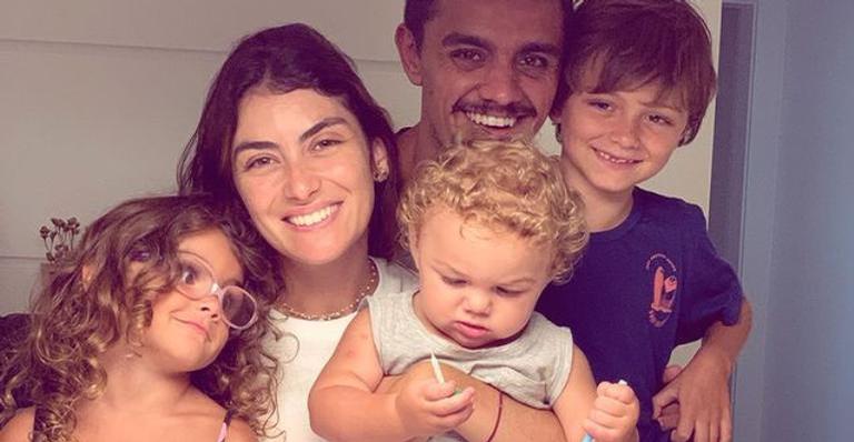 Mariana Uhlmann mostra vídeo fofo em família no aniversário de Felipe Simas: ”Bem a nossa cara”