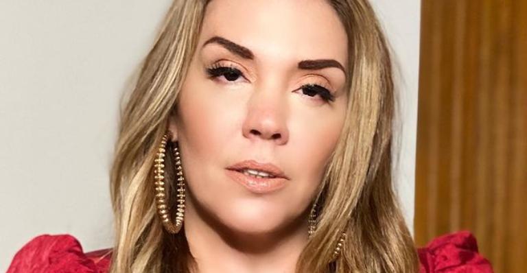 Simony arranca elogios da web ao exibir seu look do dia: ”Muito Deusa!”