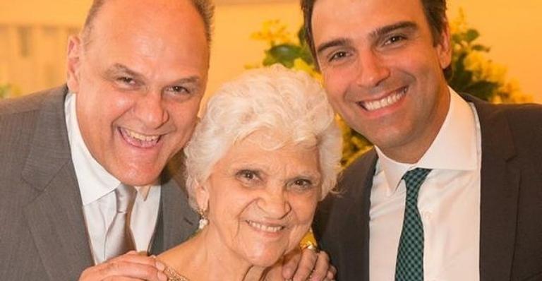 Tadeu Schmidt posa com a mãe e pede para que a fila da vacinação da Covid-19 seja respeitada
