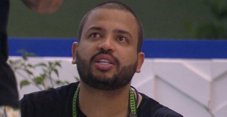 BBB21: Projota revela que não sabe nadar e lembra perrengue na praia: ”Meus amigos me salvaram”