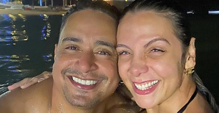 Em Noronha, Carla Perez e Xanddy posam abraçadinhos em noite romântica: ”Casal raiz!”