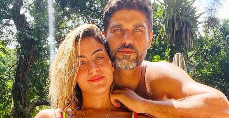 Carol Castro relembra viagem para Pernambuco com Bruno Cabrerizo: ”Há um ano”