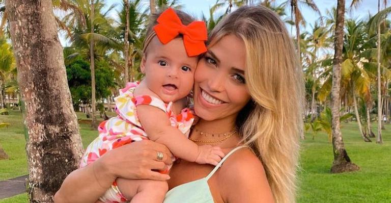 Carol Dias posta clique divertido da filha, Esther, e brinca: ”Capricha rápido nessa foto mamãe”