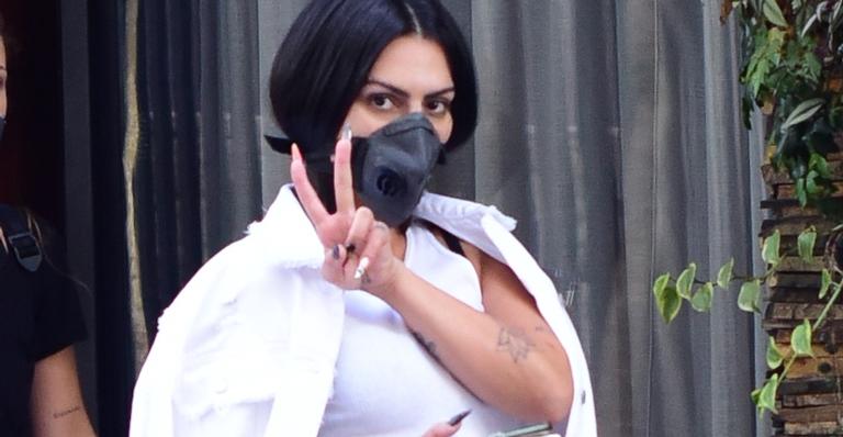 Cleo é clicada deixando salão de cabeleireiro com look básico e acessórios grifados de quase R$9 mil