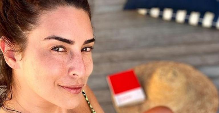 Em Noronha, Fernanda Paes Leme posa de maiô e avisa: ”Morar aqui”