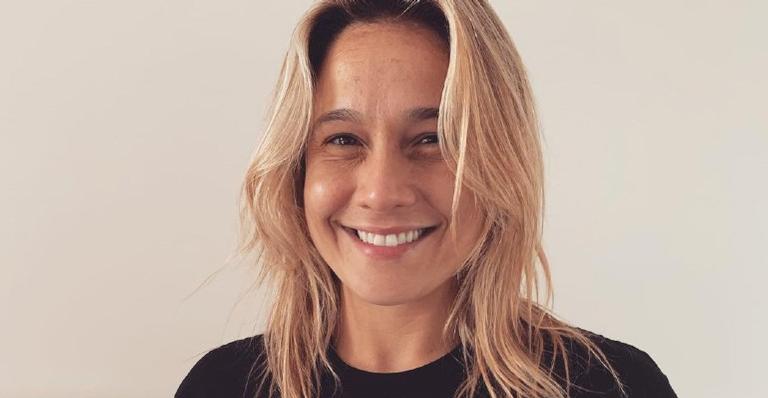 Fernanda Gentil surge descalça enquanto apresenta programa: ”O que o jornalismo faz com a gente”