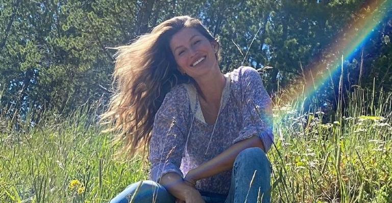 Gisele Bündchen posa sorridente na praia e manda recado motivacional