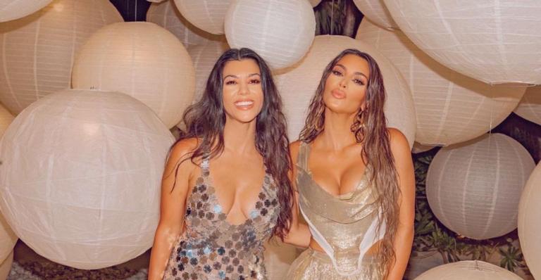 Kim Kardashian relembra clique antigo com a irmã, Kourtney, e diverte a web