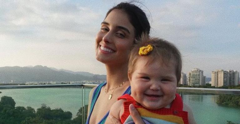 Leticia Almeida encanta ao posar com filha caçula na praia: ”Lindas”