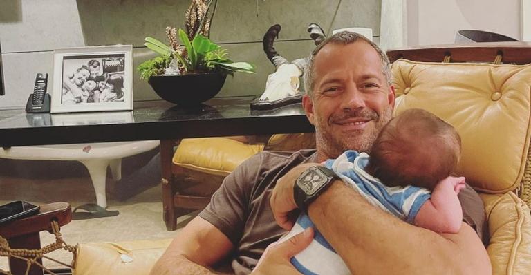 Malvino Salvador explode fofurômetro ao brincar com o filho recém-nascido: ”Treinamento”