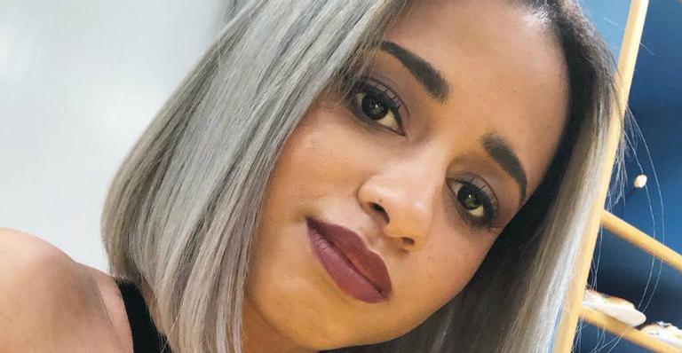MC Loma empina o bumbum em clique de biquíni
