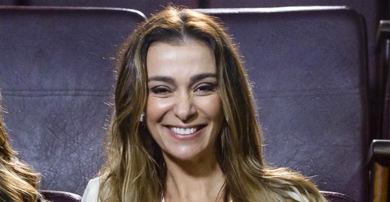Aos 52 anos, Mônica Martelli impressiona na web ao posar de biquíni
