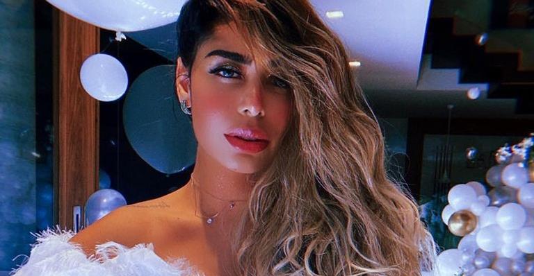 Rafaella Santos posa de biquíni e rouba a cena com corpaço e abdômen definido