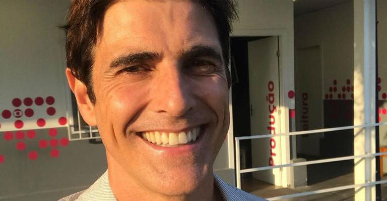 Reynaldo Gianecchini posa só de cueca na cama e arranca suspiros