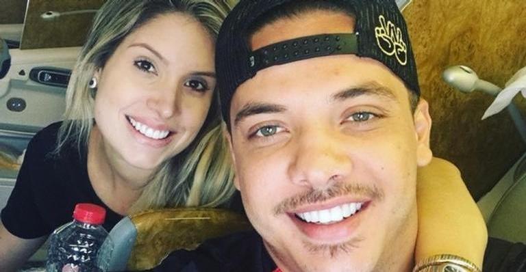 Wesley Safadão posa com a esposa, Thyane Dantas, e se declara: ”Ao meu lado sempre”